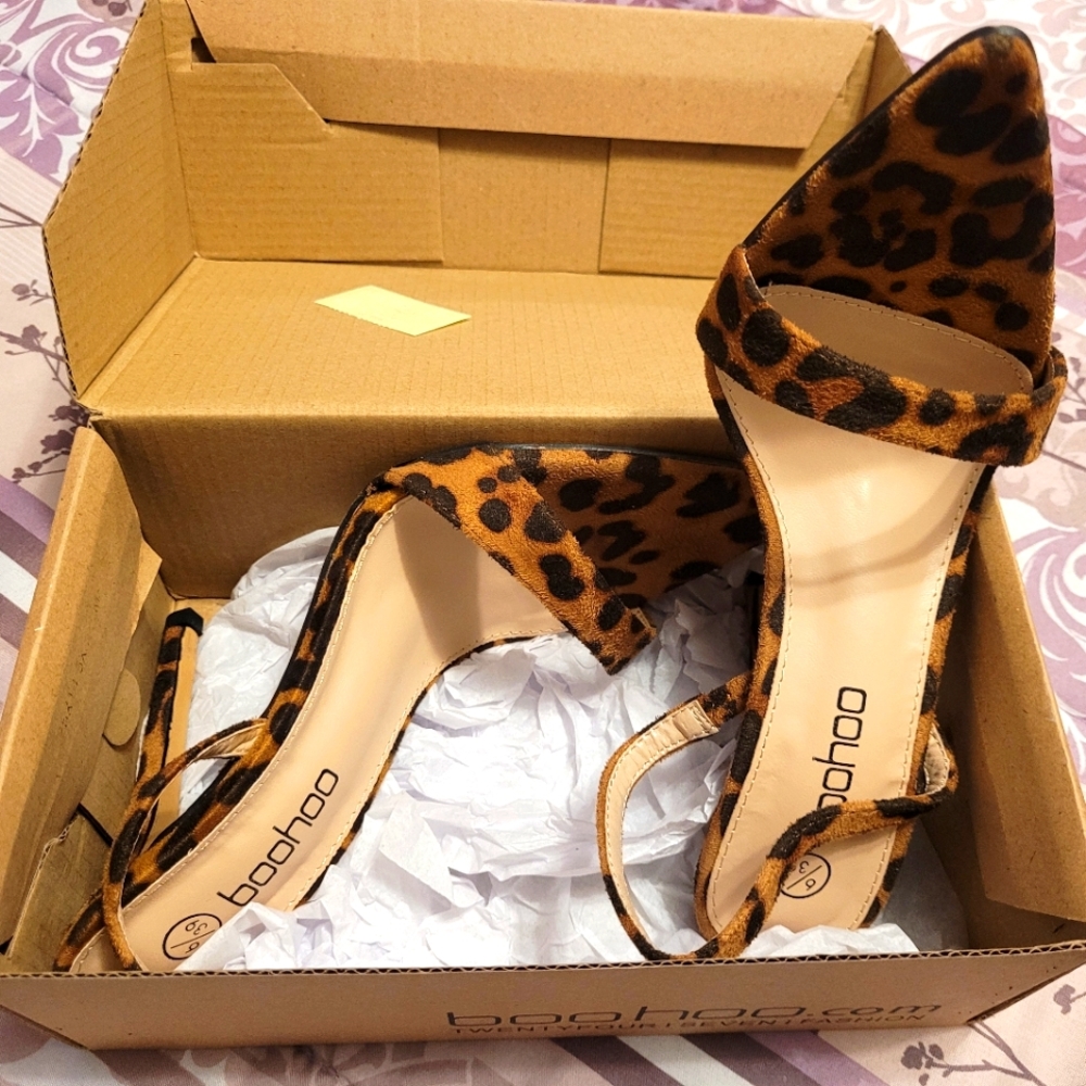 Two bands slick Leppard print heels